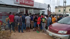 Ndị na-agba mbọ ịgwanwe ego ọhụrụ Naịra n'Awka, Anambra.