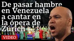 Montaje con el primer plano del tenor Luis Magallanes cantando, con el escenario y el colorido elenco de la ópera de Zúrich de fondo 
