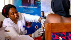 Umukozi urimo gukingira Ubushita bw'inkende nk'uko bivugwa na minsiteri y'ubuzima y'u Rwanda