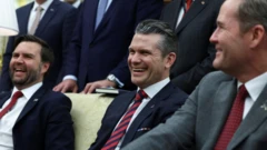 El secretario de defensa Pete Hegseth (centro), el vicepresidente JD Vance (izq.) y el asesor de seguridad nacional Mike Waltz