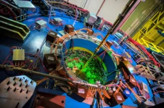 เครื่องตรวจจับอนุภาค STAR ซึ่งเป็นส่วนหนึ่งของเครื่องชนไอออนหนักเชิงสัมพัทธ์ RHIC