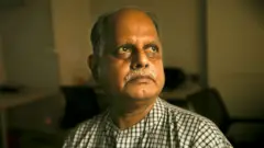 প্রবীণ সাংবাদিক ও কলাম লেখক বিভুরঞ্জন সরকার