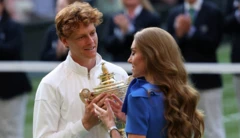 Jannik Sinner şampiyonluk kupasını Galler Prensesi Kate Middleton'ın elinden alıyor.