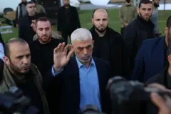 صورة يظهر فيها رئيس المكتب السياسي لحركة حماس يحيى السنوار بمناسبة يوم القدس