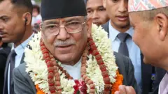 शनिवार पशुपतिनाथमा दर्शन गरेर फर्कँदै प्रचण्ड 