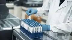 Foto de um laboratório com tubos de coleta.