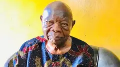 Mike Ejeagha bụ otiegwu highlife mana ihe mere nke ya jiri pụọ iche bụ na ọ na-eji egwu ya akọ akụkọ ifo n'ụdị 'akụkọ n'egwu'.