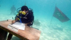 رئيس جزر المالديف السابق محمد نشيد خلال جلسة ووزارئه تحت الماء 