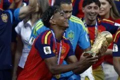 Lamine Yamal sostiene la Copa del Mundo