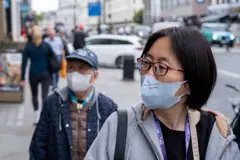 أشخاص يرتدون كمامات