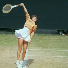 No início dos anos 1960, Maria Esther Bueno chocou os dirigentes de Wimbledon ao entrar em quadra usando roupa íntima rosa
