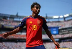 Lamine Yamal comemora a vitória da Espanha