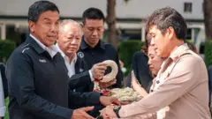 ต่อศักดิ์เป็นทั้งรุ่นพี่และทีมงานที่อยู่เบื้องหลังการบริหารราชการ กทม. ของผู้ว่าฯ คนที่ 17 ในภาพนี้ชัชชาติได้เข้าสักการะสิ่งศักดิ์สิทธิ์ในศาลาว่าการ กทม. ก่อนอำลาตำแหน่งเมื่อ 18 พ.ค.