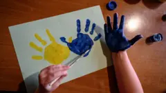 При поверненні до школи в Україні у дитини часом просять принести всі ті вироби, які робили однокласники, поки дитина жила за кордоном 