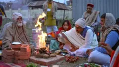 અનિલ મિશ્રા પૂજા કરતા 