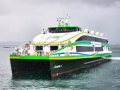 Bumwe mu bwato butwara abantu hagati ya Zanzibar na Dar es Salaam