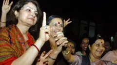 நாடாளுமன்றத்தில் பெண்களுக்கு 33% இட ஒதுக்கீட்டுக்கான மசோதா 2010-ல் மாநிலங்களவையில் நிறைவேற்றப்பட்ட போது பெண் உறுப்பினர் கொண்டாடினர்