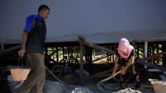 साइट पर काम करते मुस्मुलियादी और उनकी पत्नी नूरमिस
