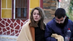 Ana lleva varias curas en zonas de la cara, está despeinada y le cubre una manta de color marrón