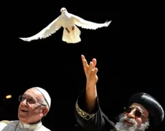 Papa Francisco ao lado de líder da Igreja Copta Ortodoxa do Egito, que lança uma pomba da paz