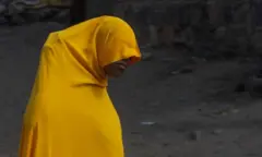 Hoton mace sanye da hijabi wadda ba za a iya ganin fuskarta ba