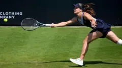 25 Haziran 2026’da İngiltere’nin Eastbourne kentindeki Devonshire Park Lawn Tennis Club’da düzenlenen 2026 Lexus Eastbourne Açık Kadınlar tenis turnuvasında Türkiye’den Zeynep Sönmez, çeyrek final maçında Letonyalı 3 numaralı seri başı Jelena Ostapenko’ya karşı mücadele ediyor.