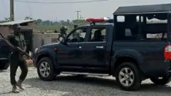 কাদুনায় গ্রিনফিল্ড ইউনিভার্সিটির নারী শিক্ষার্থীদের হোস্টেলের সামনে পাহারায় আইনশৃঙ্খলা রক্ষাকারী বাহিনীর সদস্যরা।