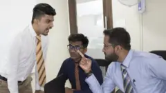 ऑफिसमधल्या मीटिंग थांबवल्या तर कर्मचाऱ्यांचा वेळ वाचेल का?