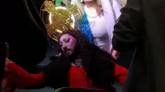 ကလပ်အချို့ က လူကာရဲံ ဖျော်ဖြေပွဲတွေကို ဖျက်သိမ်း