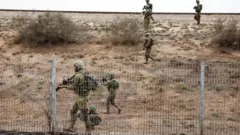 Abasirikare ba Israel bari ku irondo mu gace kari hafi y'umujyi wa Sderot wo mu majyepfo ya Israel, ku itariki ya 9 Ukwakira (10) mu 2023