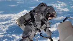 Astronautas en el espacio