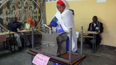 አንዲት ሴት ድምጻቸውን ሲሰጡ