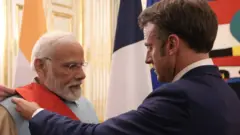 नरेंद्र मोदी फ्रांस के राष्ट्रपति के साथ
