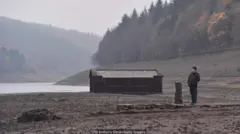 Nos períodos de seca, quando os níveis da água do reservatório diminuem, a vila de Derwent reaparece