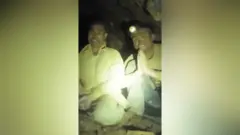गुफा में फंसे लोग