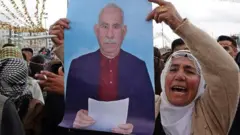 Öcalan posteri tutan bir kadın