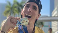 Alex Roca, con su medalla tras completar la maratón de Miami el domingo 6 de enero