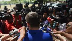 ශ්‍රී ලංකාව තුළ ජනමාධ්‍යවේදීන් සඳහා වූ හැඳුනුම්පත නිකුත් කරනු ලබන්නේ ජනමාධ්‍ය අමාත්‍යාංශය යටතේ පිහිටි රජයේ ප්‍රවෘත්ති දෙපාර්තමේන්තුවෙන්, නිසි බලධරයා ලෙස කටයුතු කරන රජයේ ප්‍රවෘත්ති අධ්‍යක්ෂ ජනරාල්වරයාගේ අත්සනින් යුක්තව ය.