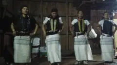 'इगोकाटो' गावातील होम स्टेमध्ये स्थानिक महिलांनी खास अरूणाचली नृत्य सादर केले.