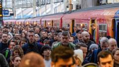 Personas bajándose de un tren en Londres.
