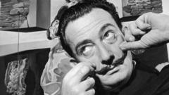 Salvador Dalí mexendo no bigode