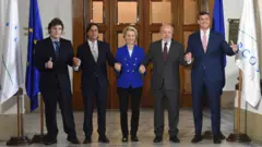 Presidentes dos países do Mercosul e, ao centro, presidente da Comissão Europeia, Ursula von der Leyen 