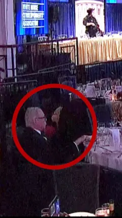 gost jede usred pucnjave