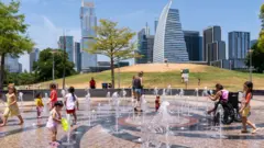 Warga mendinginkan diri di Liz Carpenter Splash Pad di Butler Park pada 16 Juli 2023 di Austin, Texas, saat terjadi gelombang panas.