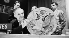 Henry Cabot Lodge Jr., embajador de Estados Unidos ante las Naciones Unidas, presentando "La cosa" (también conocida como "El gran insecto foca") al Consejo de Seguridad de la ONU el 26 de mayo de 1960.