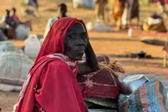 صورة بتاريخ  28 أكتوبر/تشرين الأول 2025 لسيدة سودانية تقيم في منطقة طويلة، التي فرت إليها قادمة من مدينة الفاشر بعيد سقوط المدينة في أيدي قوات الدعم السريع.