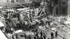 Bologna tren istasyonunun bombalanmasının ardından ilk kurtarma ekipleri dehşet verici duruma müdahale ediyor, 2 Ağustos 1980