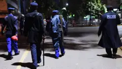 Abapolisi muri Kenya bari kugenzura ko ntawarenze ku mabwiriza y'umukwabu muri Nairobi