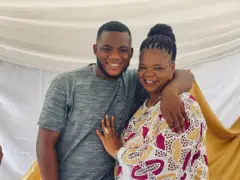 Aworan Peju Ogunmola pẹlu Shina ọmọ rẹ. Shina di ọwọ kọ Iya rẹ lọrun