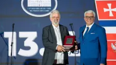 Андрија Мандић (десно) уручио је Тринаестојулску награду песнику Бећиру Вуковићу (лево), што је довело до протеста и полемика у Црној Гори